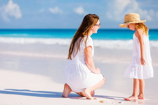 Junge Mutter Und Ihre Entzückende Kleine Tochter Sommerurlaub Strand — Stockfoto