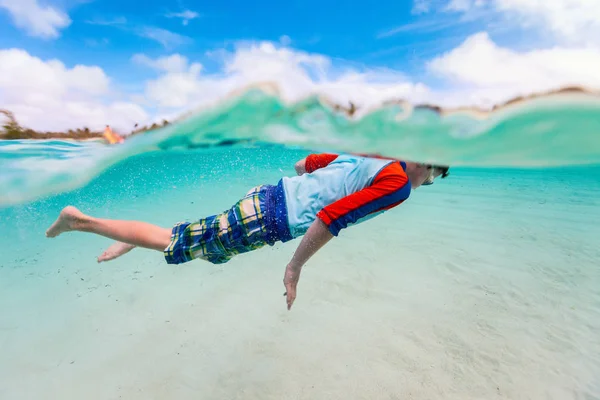 Bonito Menino Nadando Debaixo Água Mar Tropical — Fotografia de Stock