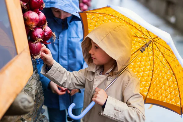 Kinderen Broer Zus Buitenshuis Onder Regen — Stockfoto