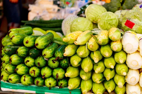 屋外の市場で新鮮な有機野菜 — ストック写真