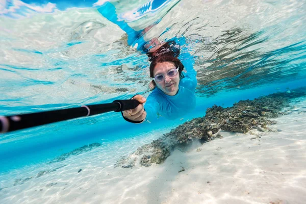 Onderwater Portret Van Vrouw Snorkelen Een Tropische Lagune — Stockfoto