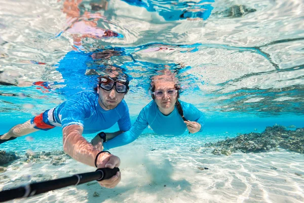 Foto Submarina Una Pareja Haciendo Snorkel Océano Haciendo Selfie Con — Foto de Stock