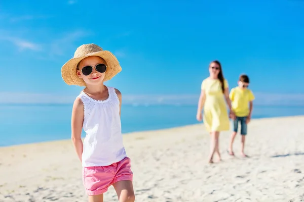 Adorável Menina Sua Família Umas Férias Praia Tropical — Fotografia de Stock