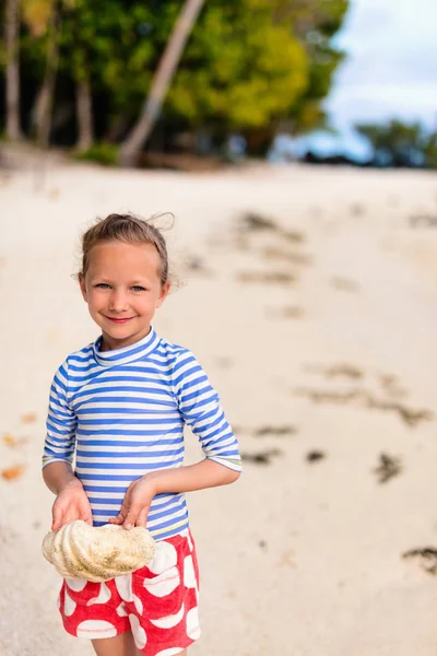 Retrato Niña Adorable Con Una Concha — Foto de Stock