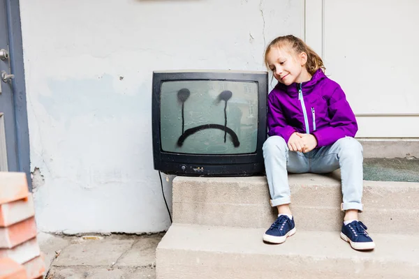 Αξιολάτρευτο Κορίτσι Που Κάθεται Δίπλα Vintage Τηλεόραση Θλιμμένο Πρόσωπο Αυτό — Φωτογραφία Αρχείου