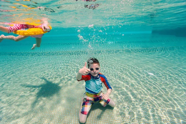 Foto Submarina Niños Adorables Divirtiéndose Nadando Vacaciones Verano — Foto de Stock