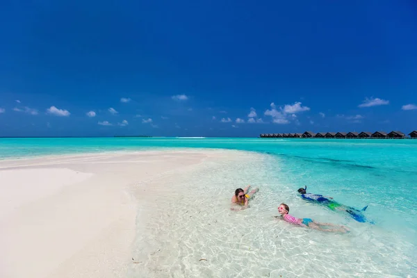 Vista Superior Madre Los Niños Disfrutando Vacaciones Playa Tropical — Foto de Stock