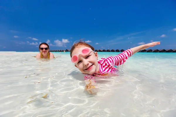 Adorável Menina Salpicando Águas Tropicais Rasas Durante Férias Verão — Fotografia de Stock