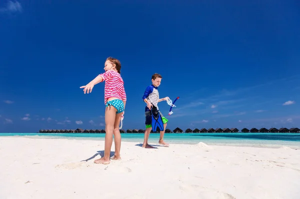 小孩子在出疹的警卫 在暑假期间热带海滩上晒防护 — 图库照片