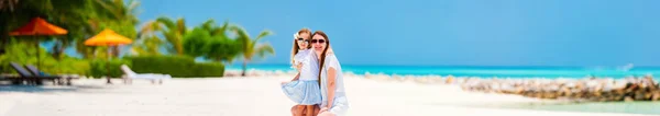 Panorama Madre Figlia Che Godono Spiaggia Tropicale Durante Vacanze Tropicali — Foto Stock