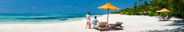 浪漫的情侣蜜月假期 宽全景完美的横幅的热带海滩上 — 图库照片