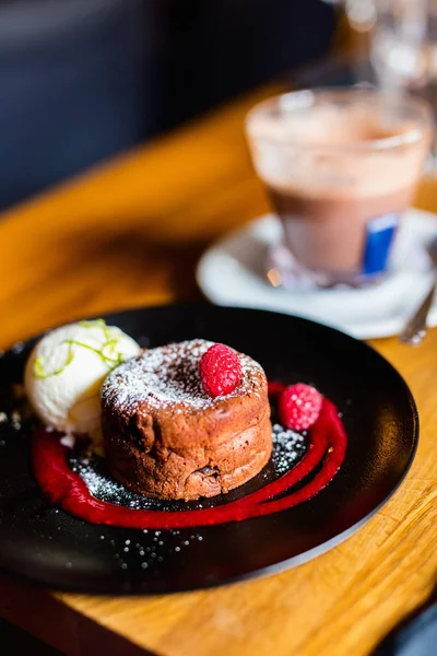 초콜릿 디저트 신선한 딸기와 바닐라 아이스크림 — 스톡 사진