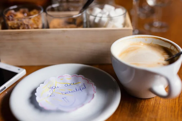 Verse Koffie Een Kopje Geserveerd Voor Het Ontbijt Met Een — Stockfoto