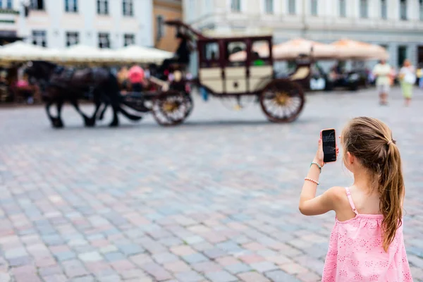 Achteraanzicht Van Schattig Meisje Buiten Het Verkennen Van Oude Stad — Stockfoto