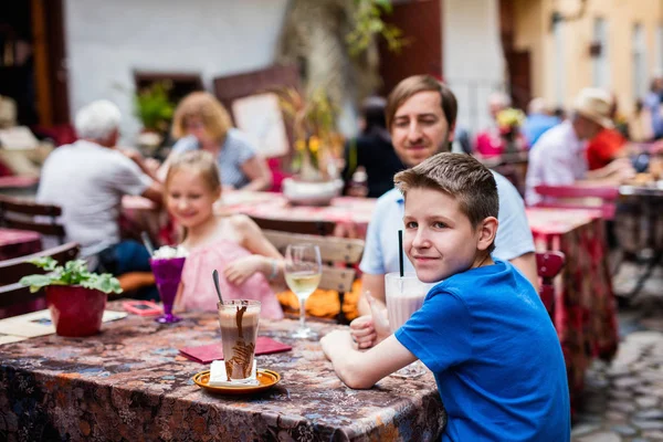 Padre Sus Hijos Cafetería Aire Libre Día Verano —  Fotos de Stock