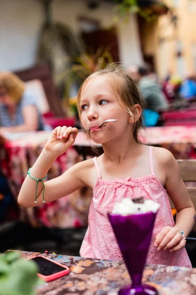 Bedårande Liten Flicka Utomhus Café Äta Glass Sommardag — Stockfoto