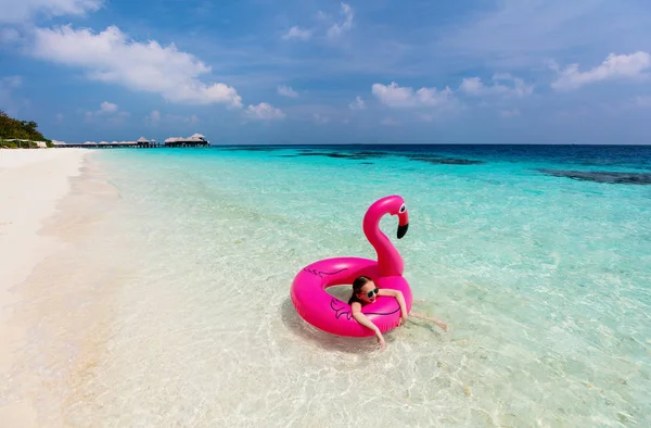 Schattig Klein Meisje Aan Het Strand Tijdens Zomervakantie — Stockfoto