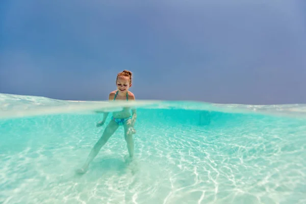 Dividida Bajo Agua Encima Foto Una Niña Salpicando Océano Tropical — Foto de Stock