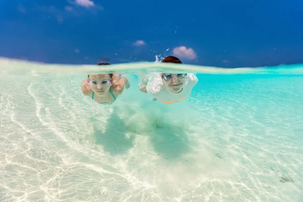 Foto Subaquática Crianças Bonitos Nadando Uma Água Oceano Tropical Durante — Fotografia de Stock