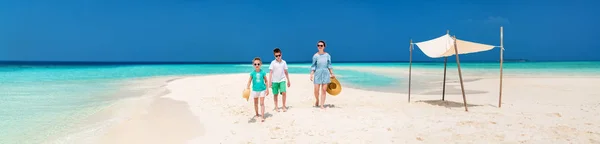 ホストファミリーのお母さんが 熱帯のビーチでの休暇 バナーの完璧なパノラマを楽しむ子供達 — ストック写真