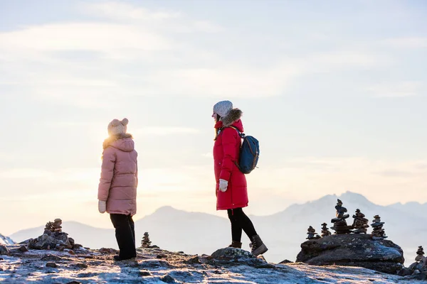 Семья Матери Дочери Наслаждается Снежным Зимним Днем Улице Северной Норвегии — стоковое фото