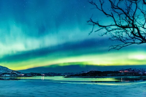 ノルウェーの海岸の上の信じられないほどのオーロラ オーロラ活動 — ストック写真