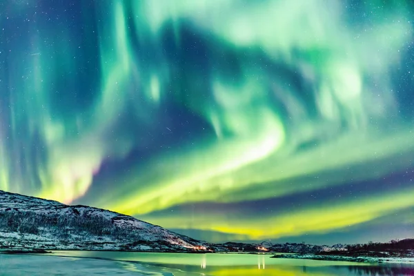 Incríveis Luzes Norte Aurora Borealis Atividade Acima Costa Noruega — Fotografia de Stock