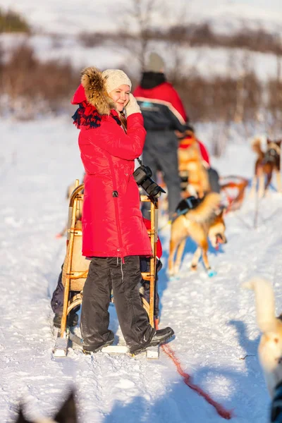 Husky Honden Zijn Slee Met Familie Trekken Zonnige Winterdag Noord — Stockfoto