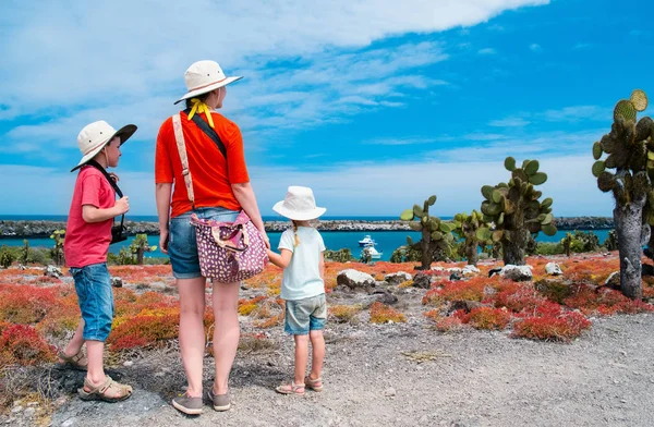 Madre Dos Niños Haciendo Senderismo Terreno Escénico Galápagos — Foto de Stock