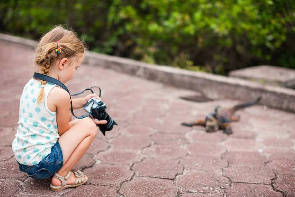 Deniz Iguanasının Fotoğrafını Çeken Sevimli Küçük Kız — Stok fotoğraf