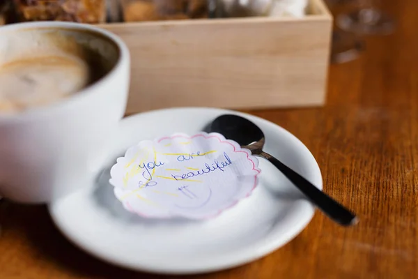 Πρωινό Ένα Ωραίο Σημείωμα Από Barista Σερβίρεται Φρέσκο Καφέ Ένα — Φωτογραφία Αρχείου