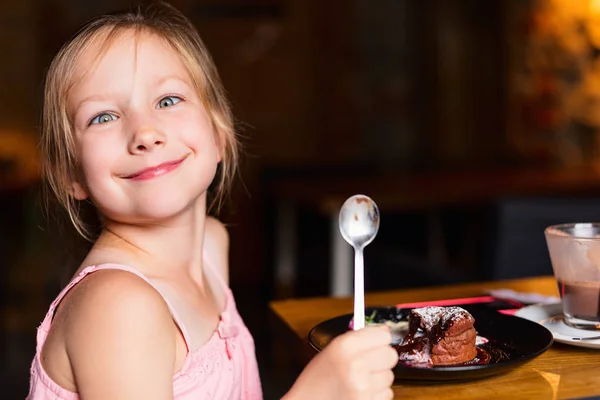 Retrato Casual Menina Adorável Fazendo Cara Engraçada Desfrutando Refeição Restaurante — Fotografia de Stock