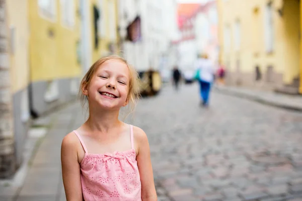 Portret Dorywczo Dziewczynka Zewnątrz Tallinie Starego Miasta Letni Dzień — Zdjęcie stockowe