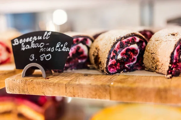 Glasvitrine Der Konditorei Mit Einer Auswahl Süßigkeiten Und Kuchen — Stockfoto