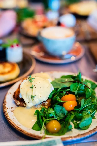 Huevos Escalfados Servidos Para Desayuno Con Verduras Tostadas Café — Foto de Stock