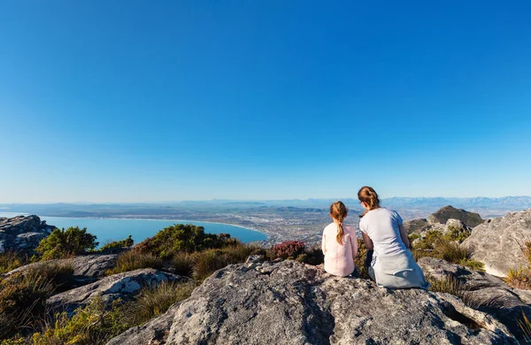 Семейные Мать Дочь Наслаждаются Захватывающим Видом Кейптаун Вершины Горы Стол — стоковое фото