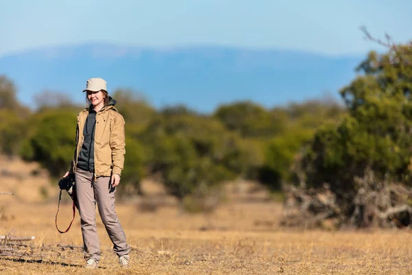 Ung Kvinna Afrikansk Safari Semester Njuter Bush Utsikten — Stockfoto