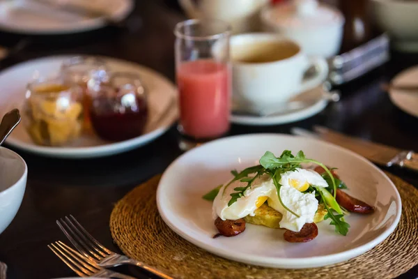 Delicious Breakfast Eggs Benedict Bacon Orange Juice Coffee — Stock Photo, Image