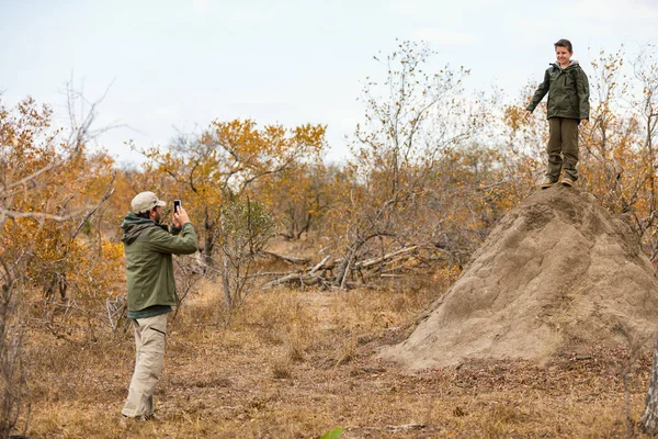 Vater Beim Fotografieren Eines Teenagers Auf Einem Hohen Termitenberg Samburu — Stockfoto
