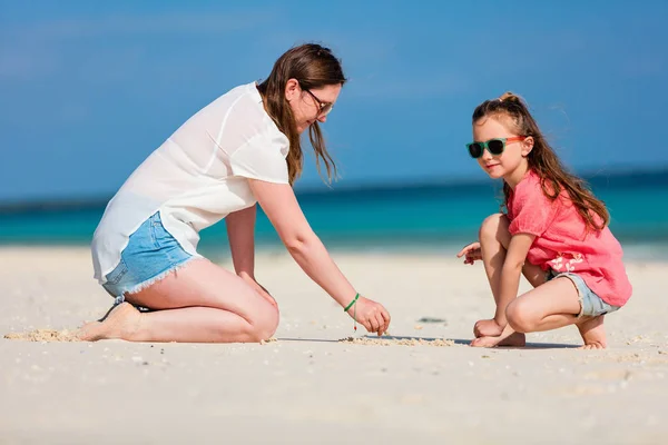 Mutter Und Tochter Genießen Tropischen Strandurlaub — Stockfoto