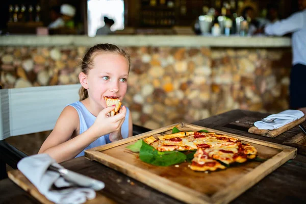 Imádnivaló Kislány Pizzát Eszik Ebédre — Stock Fotó