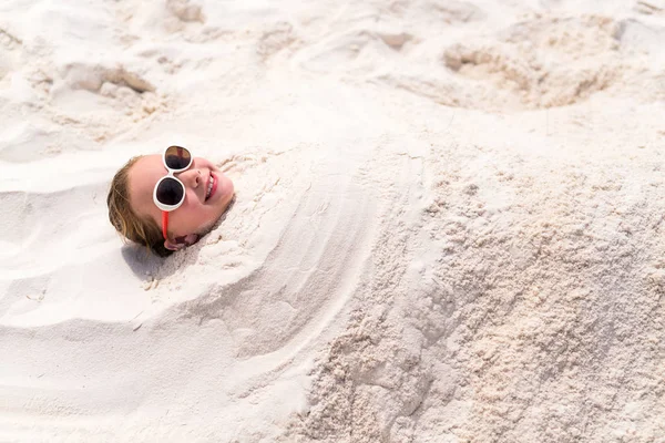 Entzückendes Kleines Mädchen Strand Das Während Der Sommerferien Spaß Sand — Stockfoto