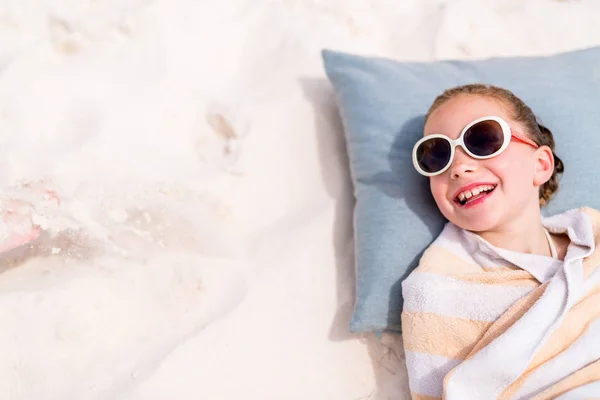 Красивая Маленькая Девочка Пляже Время Летних Каникул — стоковое фото