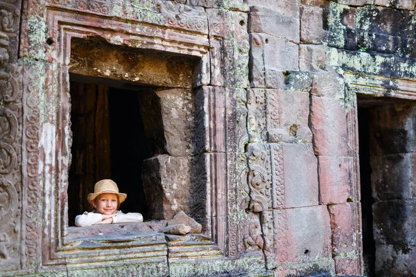 Mała Dziewczynka Starożytnej Świątyni Angkor Wat Siem Reap Kambodża — Zdjęcie stockowe