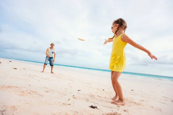 Vader Dochter Spelen Met Vliegende Schijf Strand — Stockfoto