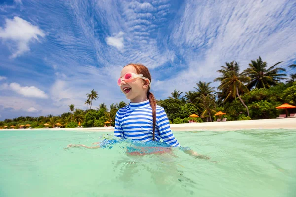 夏休みの間に熱帯海の水のしぶきのかわいい女の子 — ストック写真