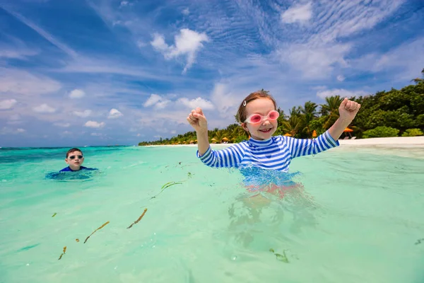 Adorable Niña Lindo Chico Salpicando Agua Tropical Del Océano Durante — Foto de Stock