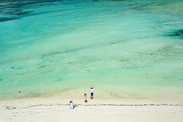 Вид Воздуха Тропическое Побережье Матерью Детьми Наслаждающимися Пляжным Отдыхом — стоковое фото