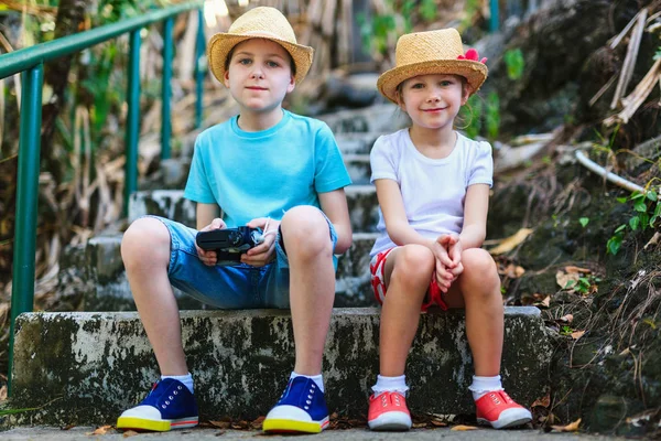 Kız Erkek Kardeşim Açık Bir Park Veya Ormandaki Yaz Gününde — Stok fotoğraf