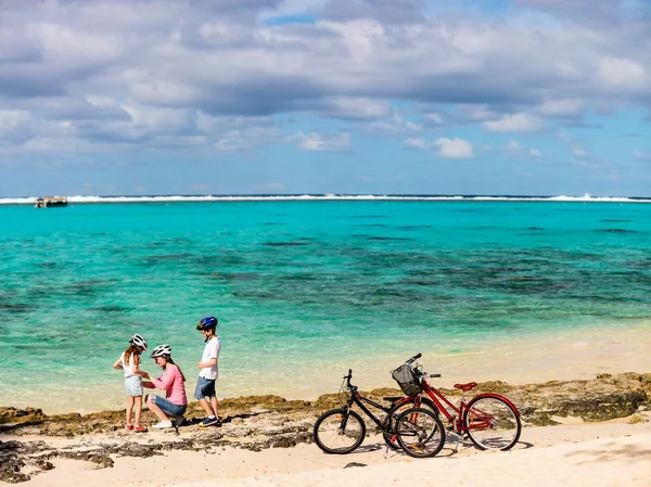Сім Матері Дітей Катаються Велосипеді Тропічному Пляжі Розважаючись Разом — стокове фото